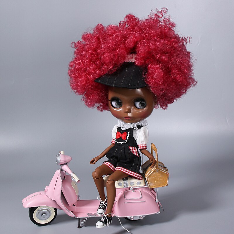 Afropoupée - Poupée noire Fashion Aya sur un scooter rose