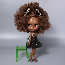 Afropoupée - Poupée noire Fashion Aya en robe sur un joli fond avec une chaise verte