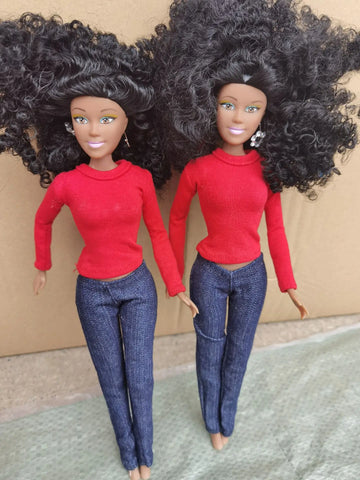 Deux poupées noires fashion avec un tee shirt manche longue rouge et un jean