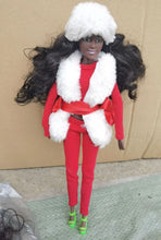 Une poupée noire fashion avec un ensemble fourrure Blanc et rouge