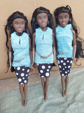 Trois Poupées afro avec un ensemble bleur