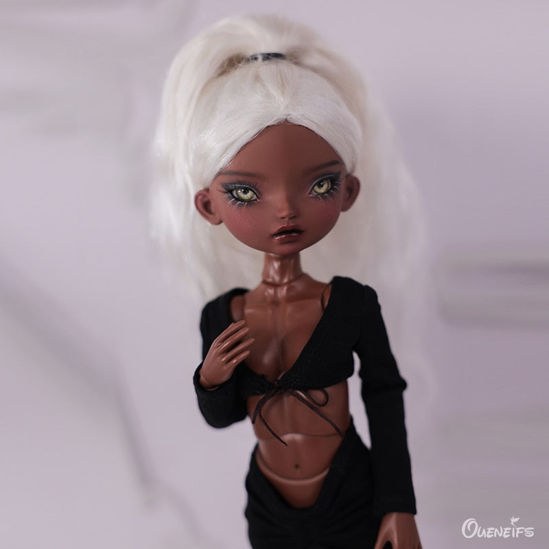 Afrobarbie Signature - Poupée noire Amara en pose de mannequin